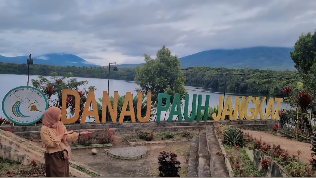 Keindahan danau pauh jangkat merangin